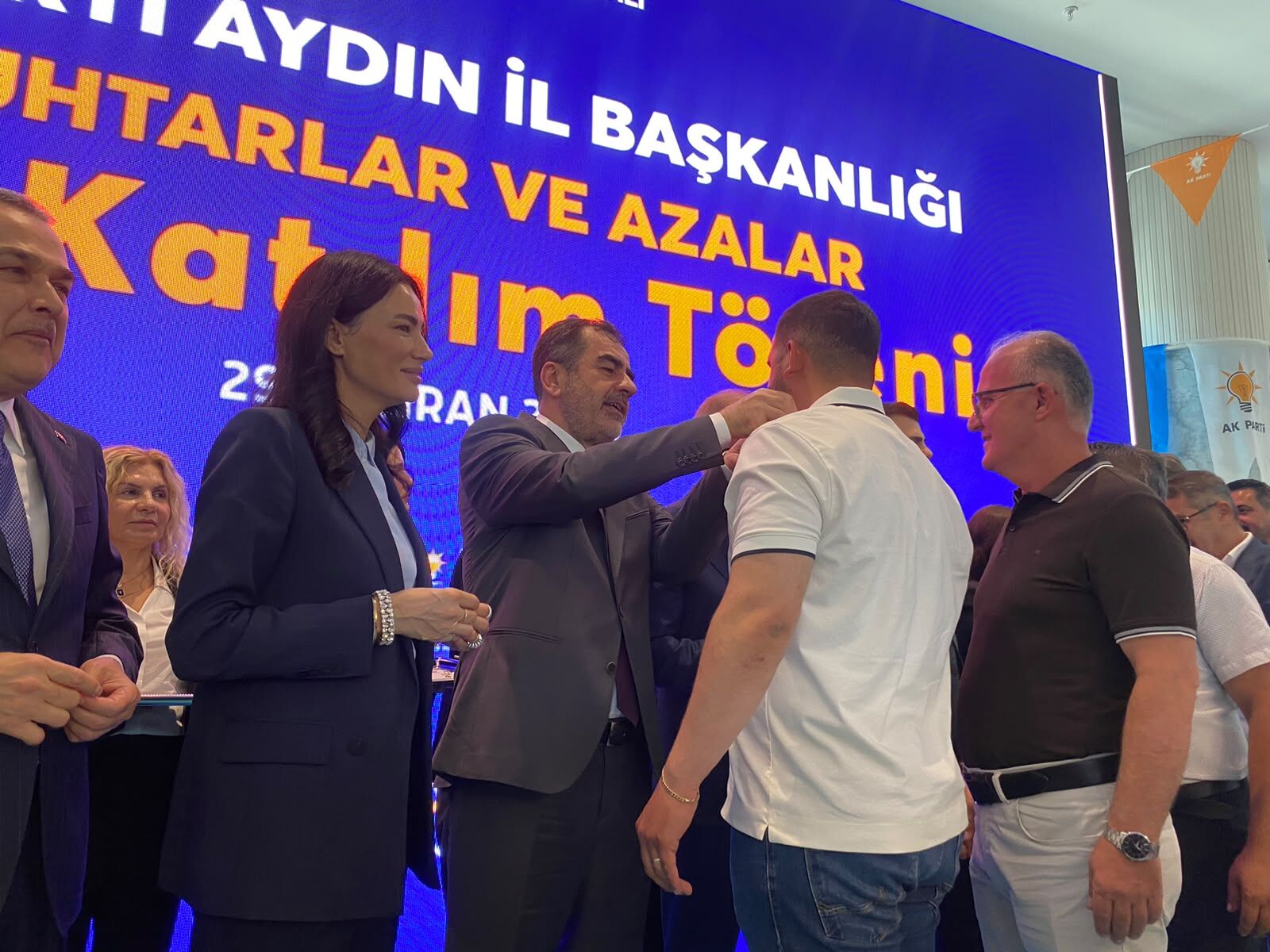 AK Parti Aydın’dan gövde gösterisi: Bin 10 muhtar ve azaya rozet takıldı