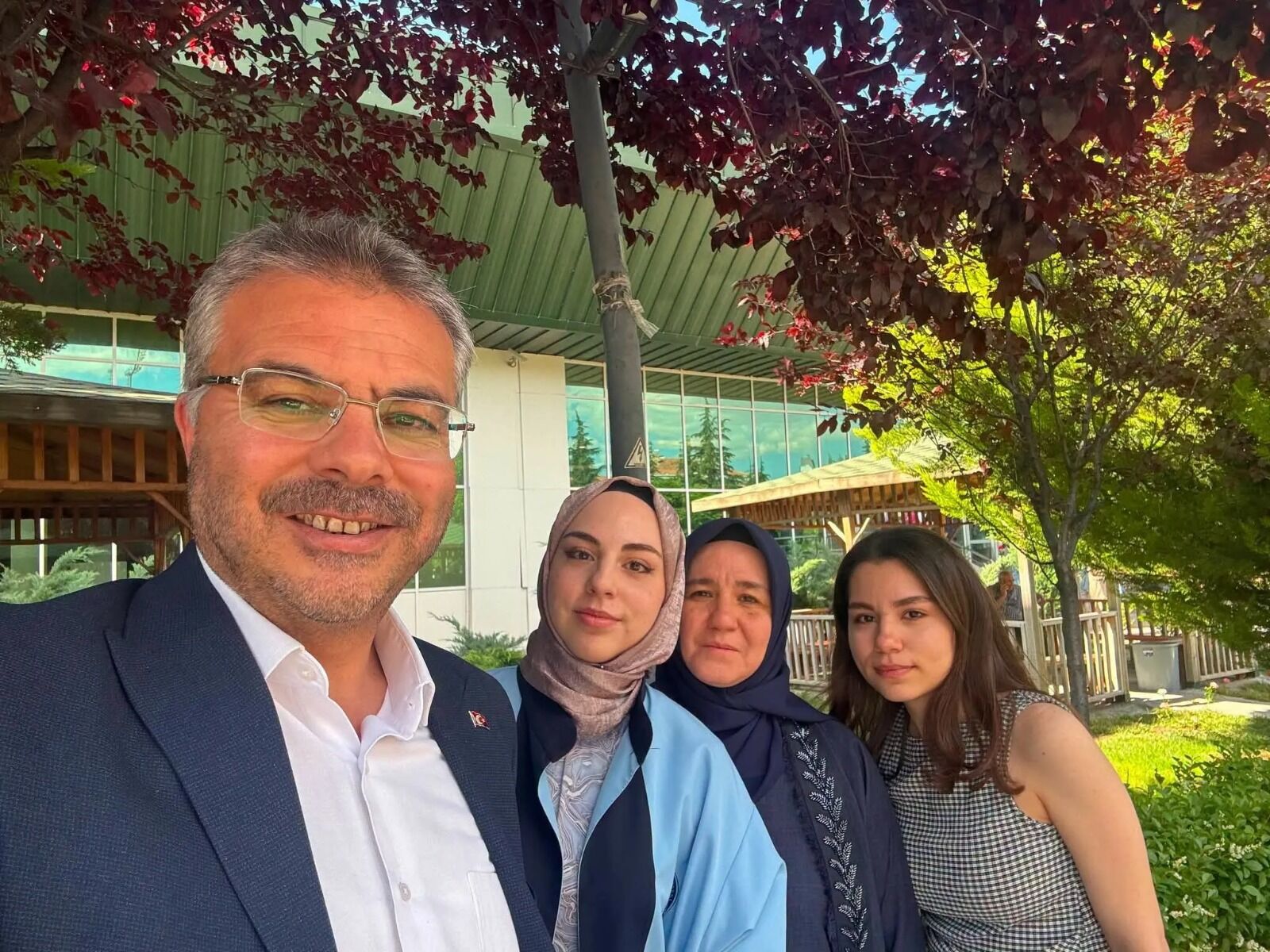 AK Parti'li Özmen'e mezuniyet sevinci Kızı eczacı oldu