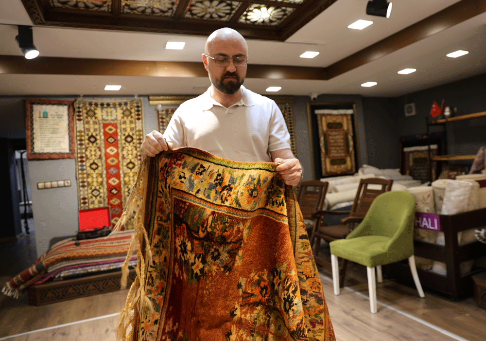 Asırlık halılar kasada saklanıyor: Servet değerinde teklifleri reddettiler