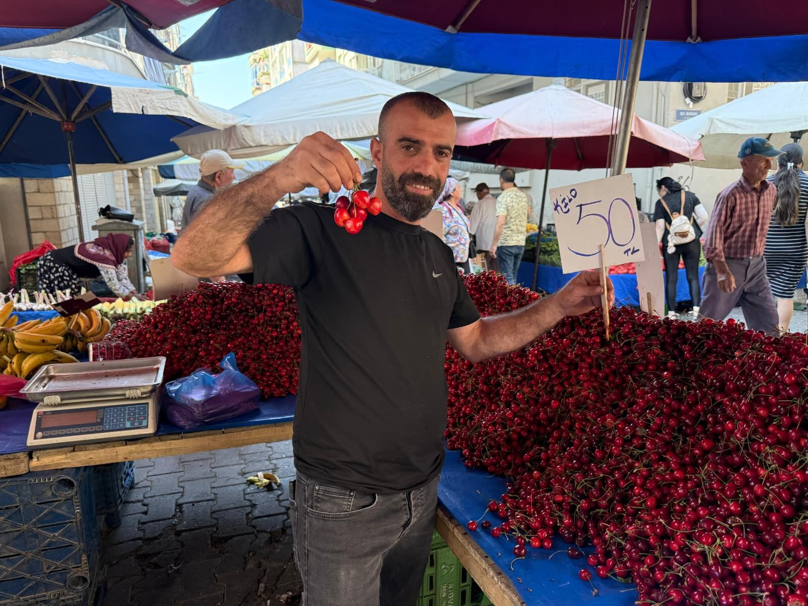 Aydın pazarında kiraz bolluğu vatandaşa yaradı