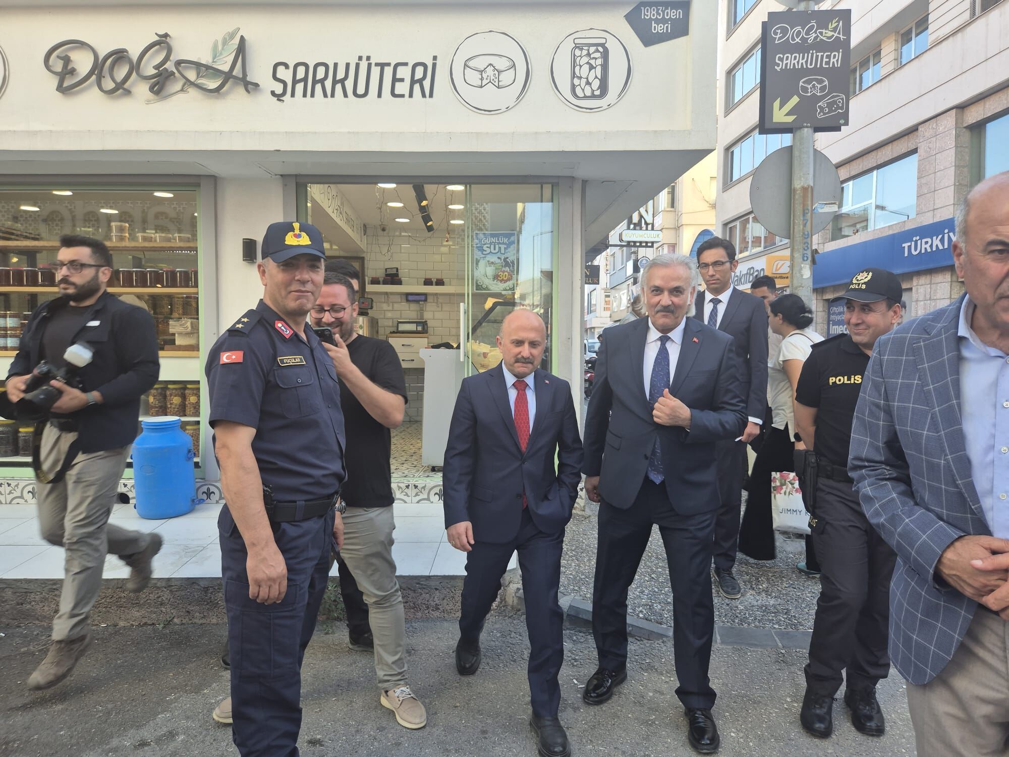 Aydın Valisi Varol Söke’de Incelemelerde Bulundu Vatandaş Ve Esnafla Bir Araya Geldi (1)