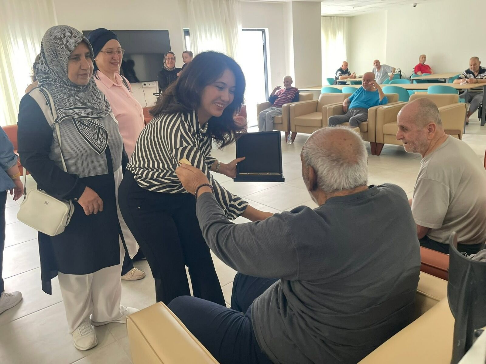 Aydın’da Ak Kadınlardan Babalar Günü’ne Özel Etkinlik Huzurevindeki Büyükleri Unutmadılar (1)