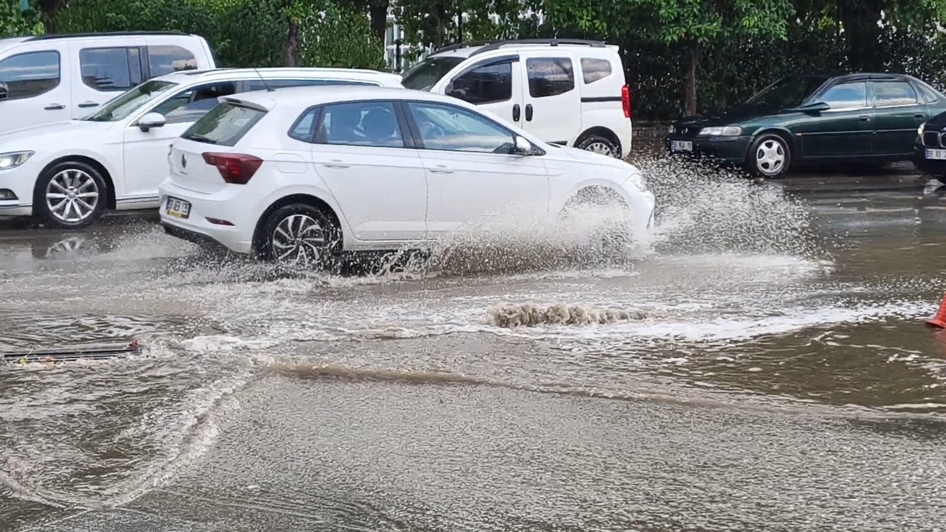 Aydın’da aniden bastıran yağmur zor anlar yaşattı
