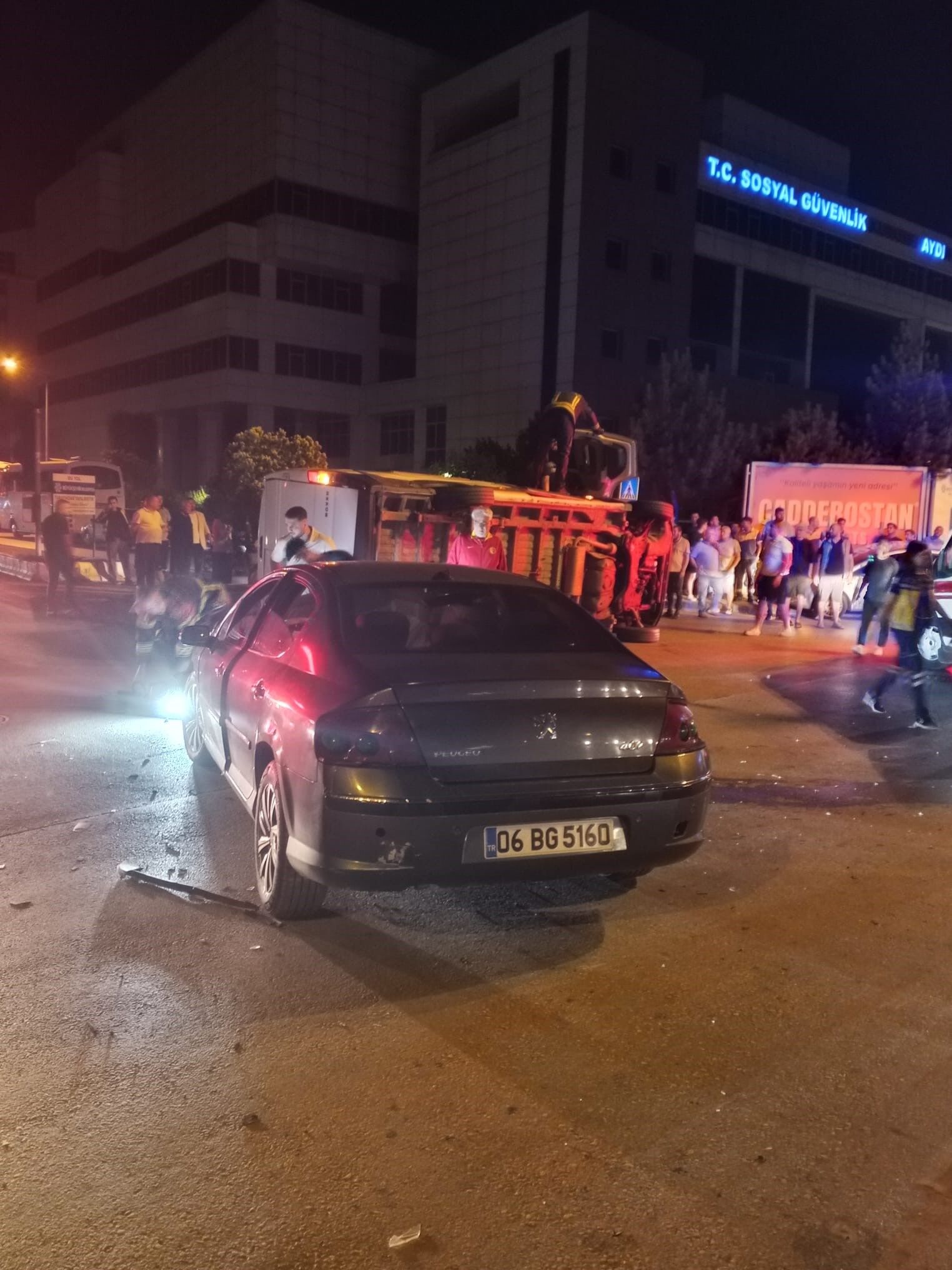 Aydın’da gece saatlerinde korkunç kaza! İki kişi araçta sıkıştı