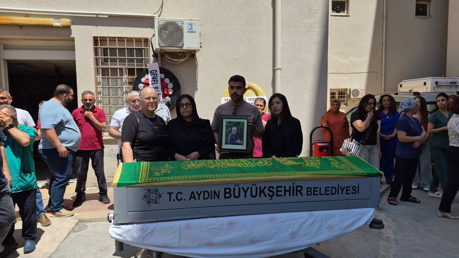 Aydın’da gözyaşları sel oldu! Sevilen doktor son yolculuğuna uğurlandı