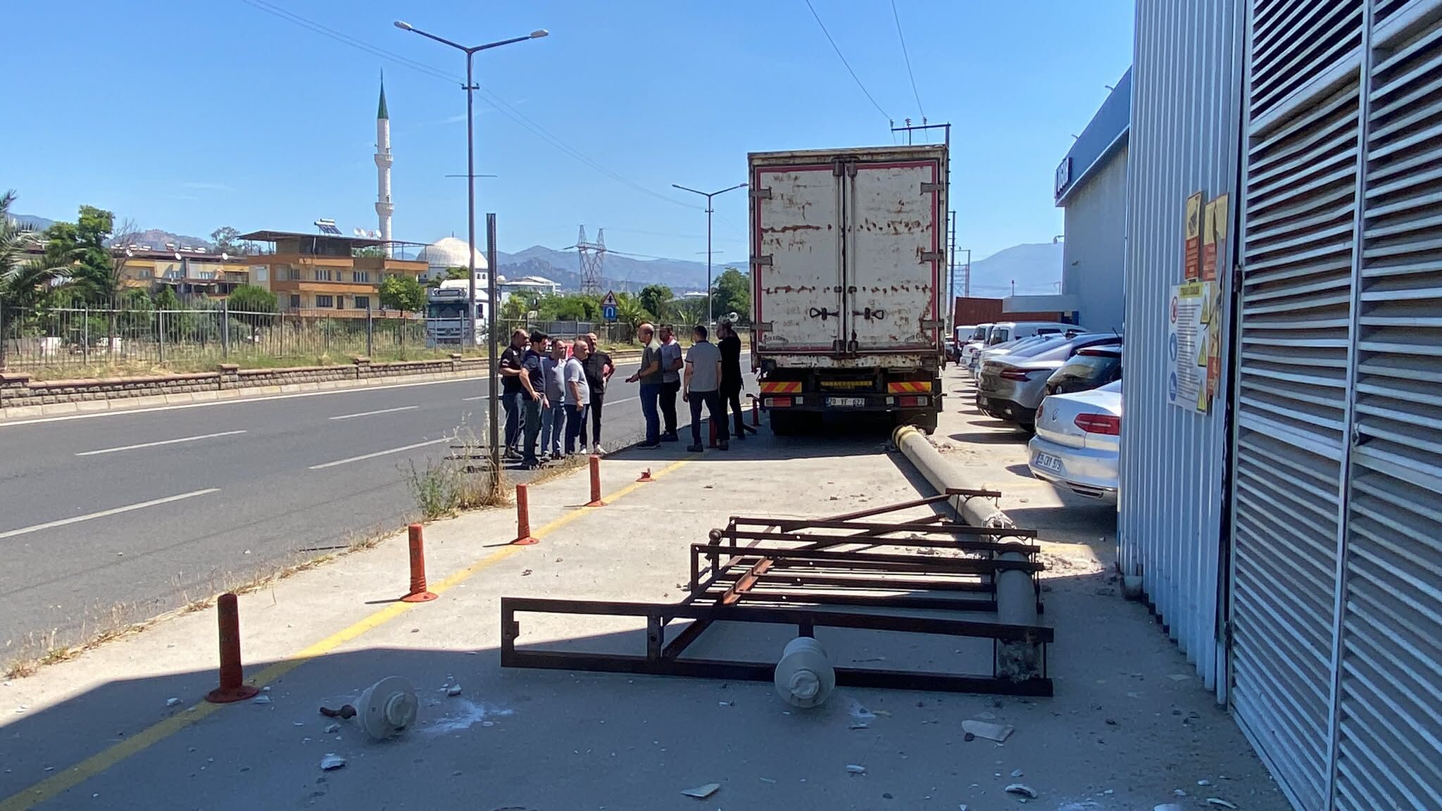 Aydın’da kamyon direğe çarpınca elektrik telleri koptu! Facianın eşiğinden dönüldü