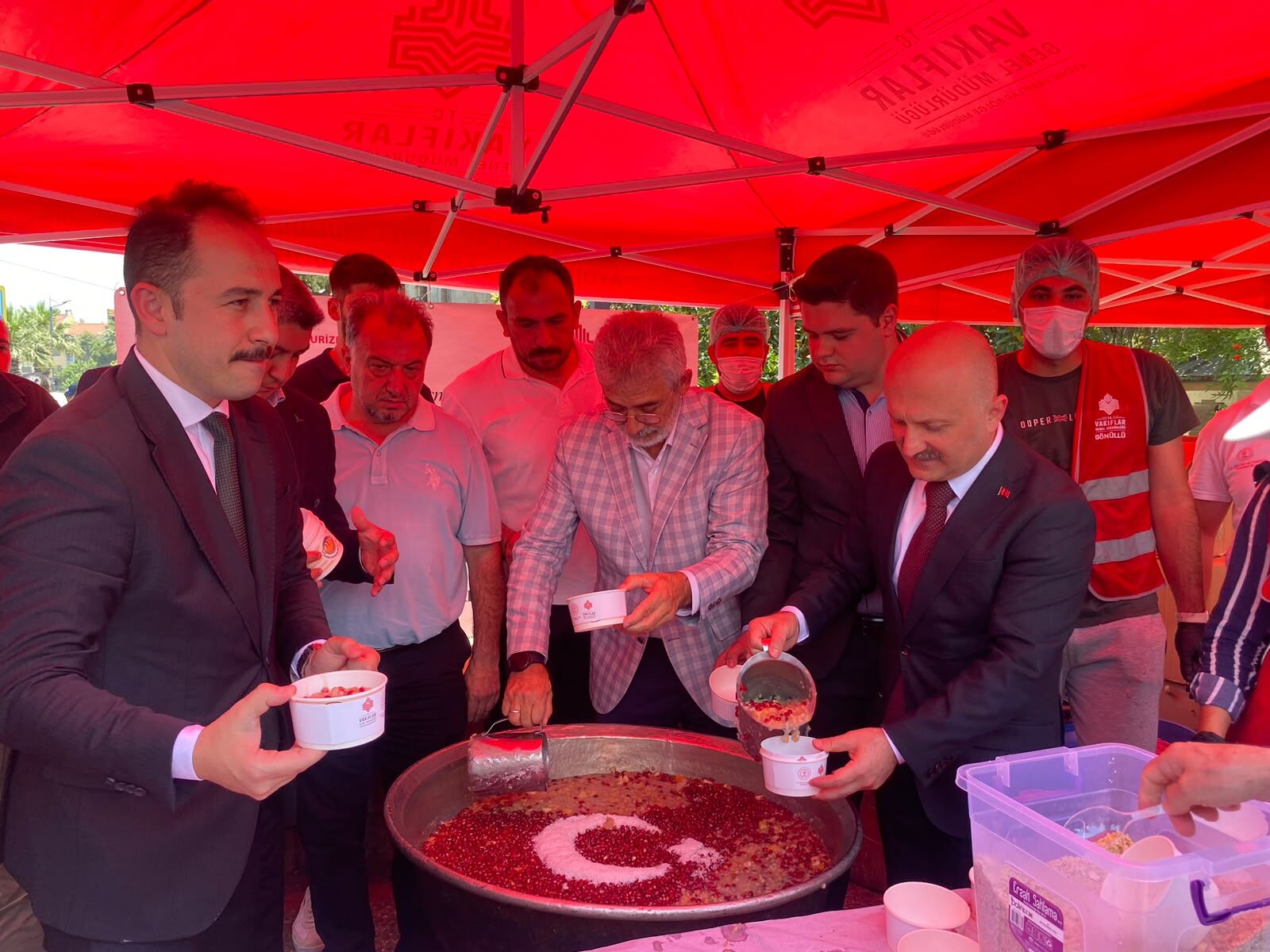 Aydın’da kardeşlik kazanı kaynadı: Türk Bayrağı motifli aşure hayrı