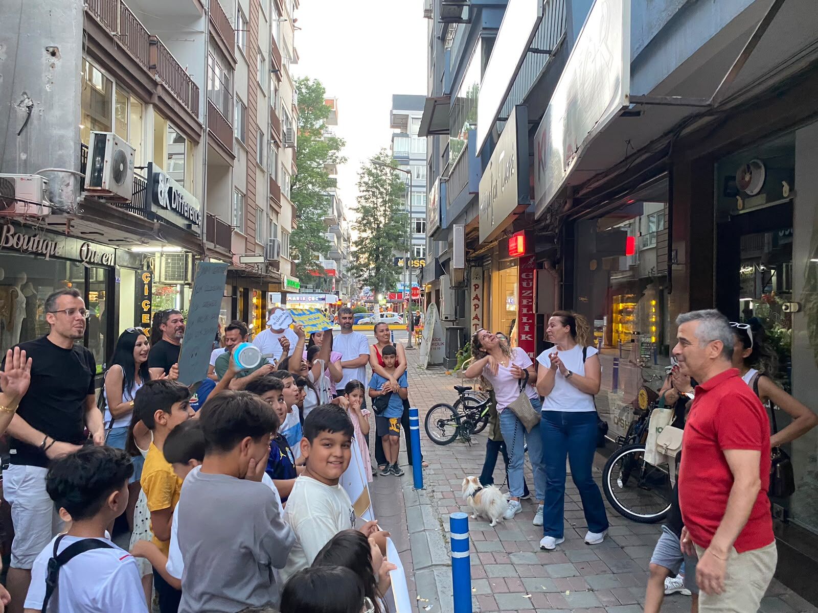 Aydın’da Minik Öğrencilerden Büyük Vefa Örneği Öğretmenlerine Duygu Dolu Sürpriz (2)
