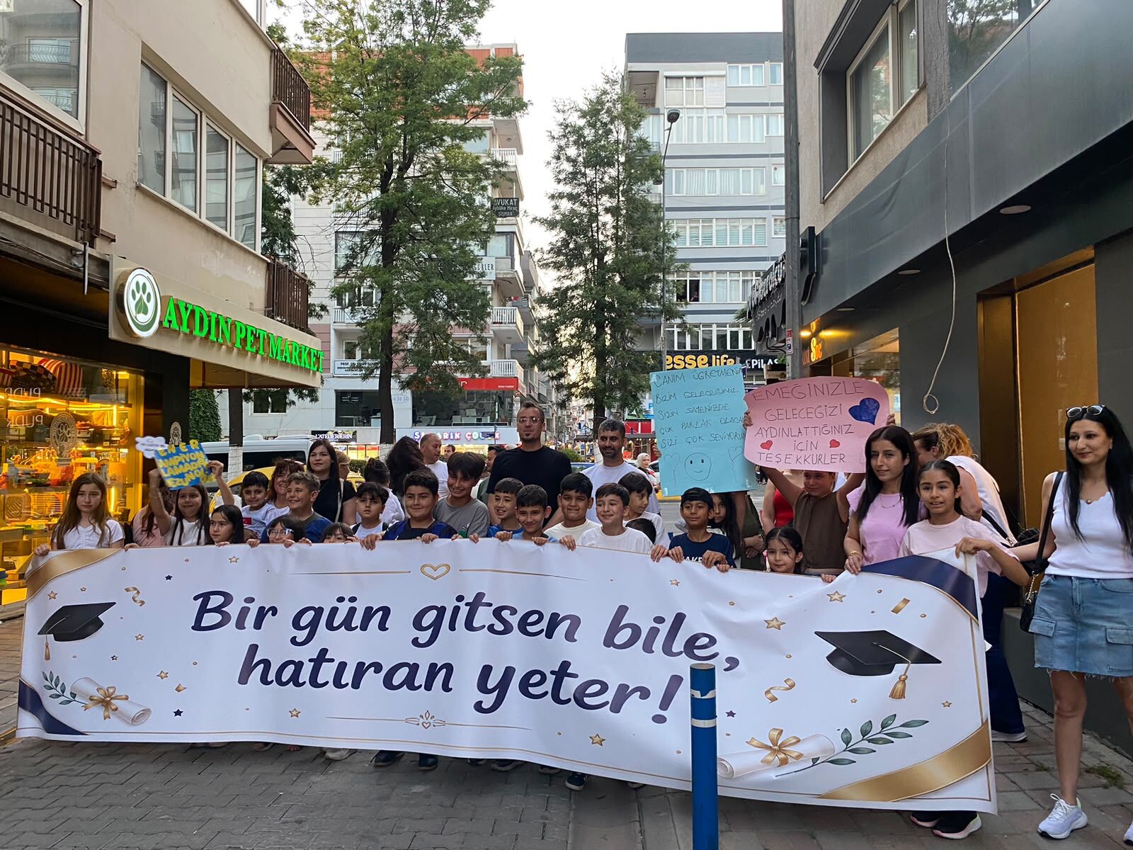 Aydın’da Minik Öğrencilerden Büyük Vefa Örneği Öğretmenlerine Duygu Dolu Sürpriz (3)