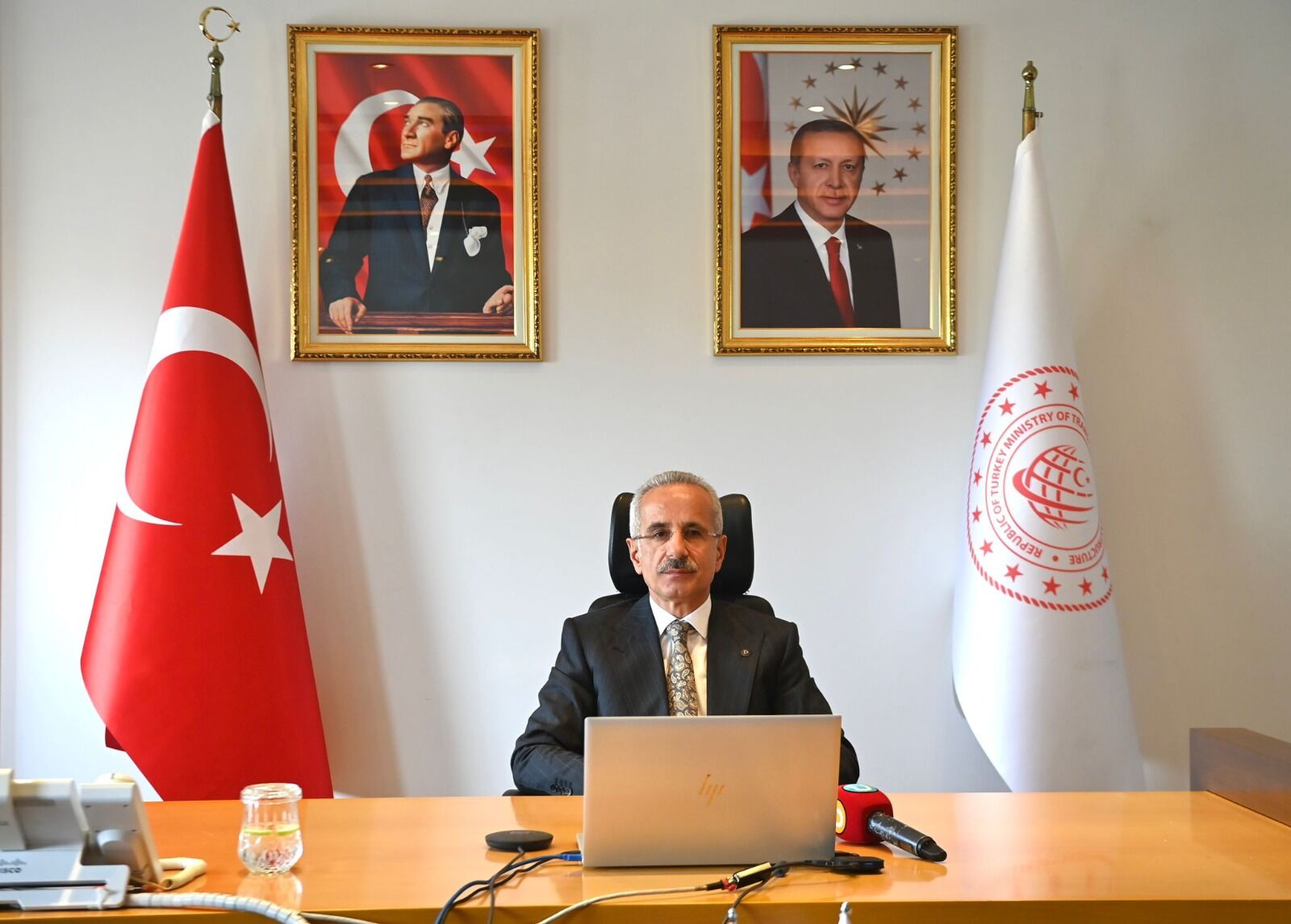 Aydın’ın Bozdoğan ilçesi girişinde bulunan kavşakta meydana gelen trafik kazasında iki otomobil çarpıştı. Kazada bir kişi yaralanarak hastaneye kaldırıldı. Kaza, saat 09.30 sıralarında Bozdoğan ilçe girişindeki kavşakta meydana geldi. Edinilen bilgilere göre, H.K. (74) yönetimindeki 48 Y 2549 plakalı otomobil ile Ö.O. (53) idaresindeki 20 ZH 436 plakalı otomobil, henüz belirlenemeyen bir nedenle çarpıştı. İhbar üzerine olay yerine sağlık ve Jandarma trafik ekipleri sevk edildi. Kazada yaralanan sürücü Ö.O., sağlık ekiplerinin olay yerindeki ilk müdahalesinin ardından ambulansla Nazilli Devlet Hastanesi’ne kaldırılarak tedavi altına alındı. Jandarma Trafik ekipleri kaza yerinde güvenlik önlemi alırken, kazanın meydana geliş nedeninin belirlenmesi için inceleme başlatıldı.