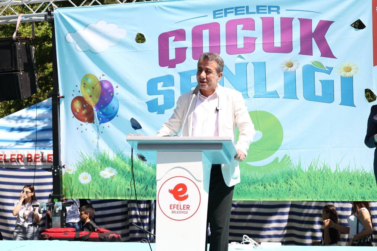 Baskan Yetiskinden Cocuklara Armagan 2 Efeler Cocuk Senligi 668872 0Ff74D