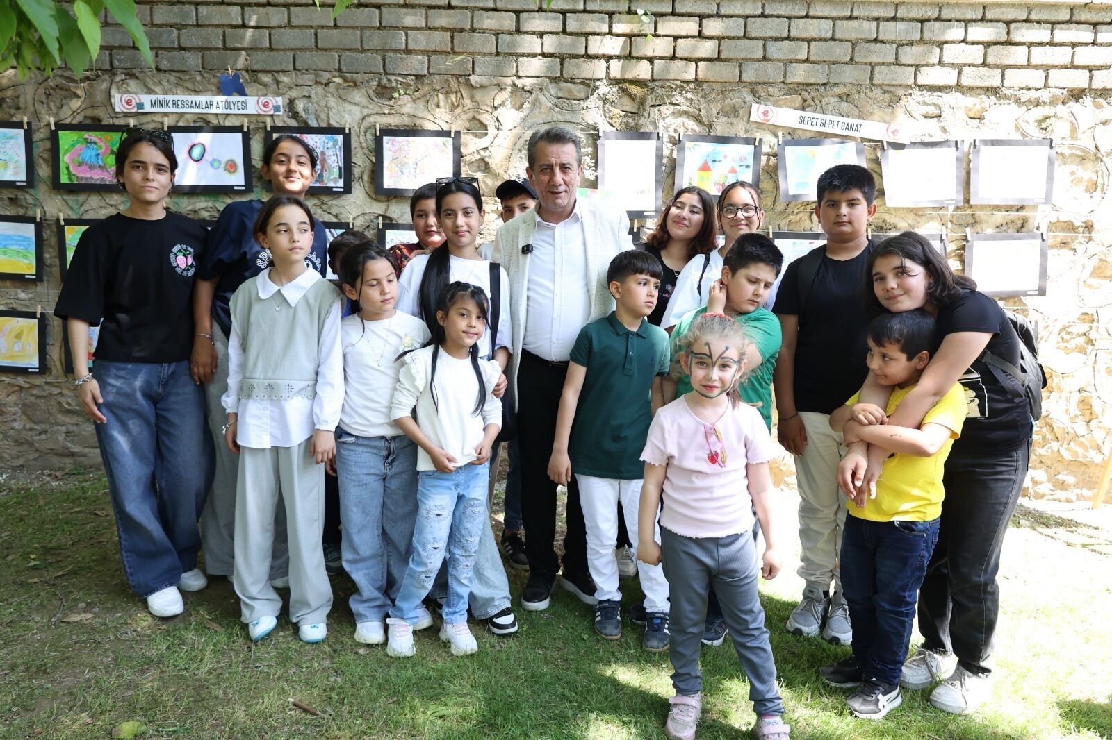 Baskan Yetiskinden Cocuklara Armagan 2 Efeler Cocuk Senligi 668872 D1370F