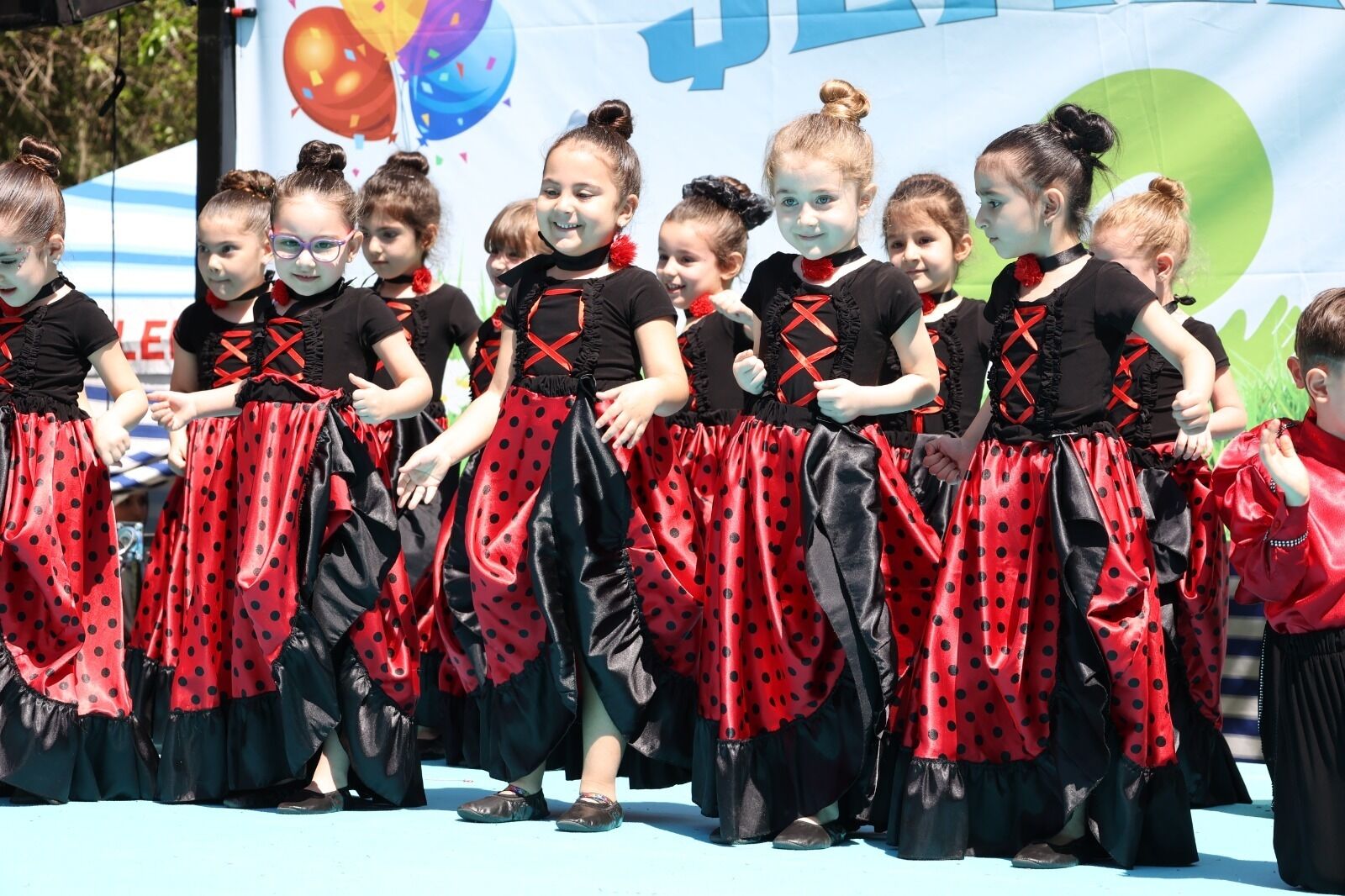 Baskan Yetiskinden Cocuklara Armagan 2 Efeler Cocuk Senligi 668872 Eb7359