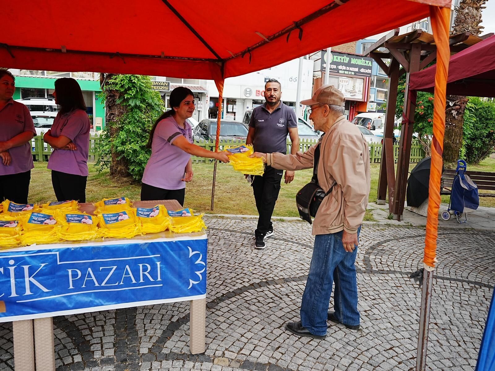 Baskan Zencirci Incir Ureticilerine Ilek Torbasi Dagitti 671318 1A6162