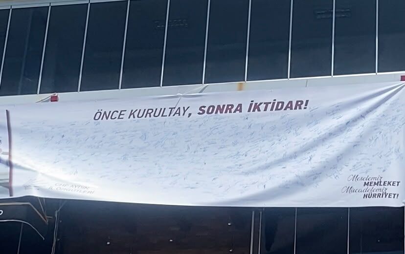 CHP Aydın’dan imzalı pankart! “Önce kurultay, sonra iktidar”