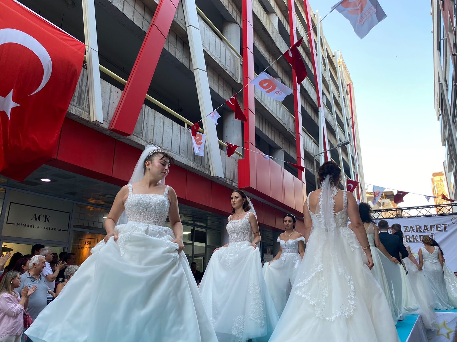 Efeler Belediyesi’nden Görkemli Açılış Kent Zarafet Merkezi’ne Defile Damga Vurdu (1)