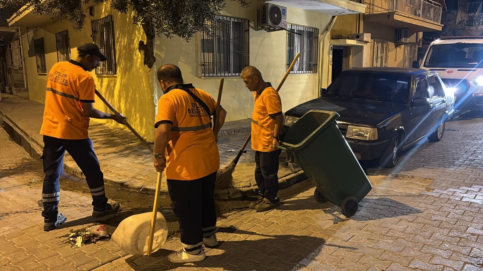 Efelerde Temizlik Seferberligi Gece Gunduz Suruyor 670427 Deb4B3