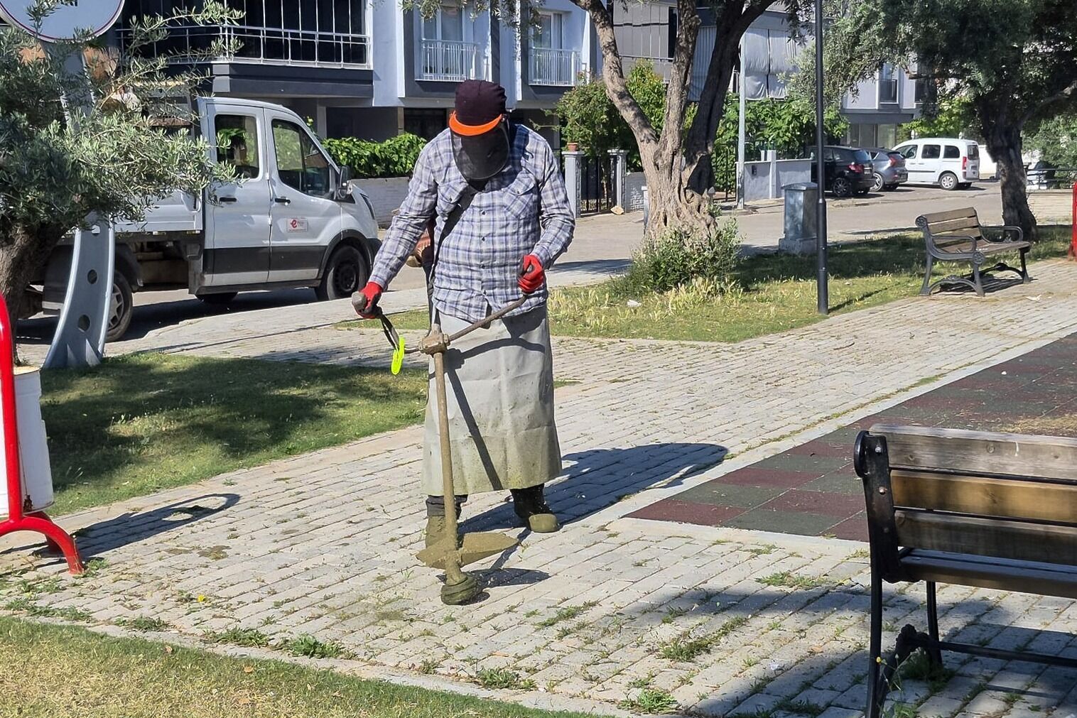 Efeler’in yeşil alanlarında yaz temizliği