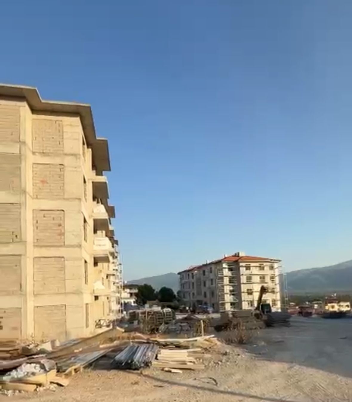 Eylem Yapan Işçilere Yönelik Vaat Yarım Kaldı! Bozdoğan'da Işçiler Tekrar Çatıya Çıktı (2)