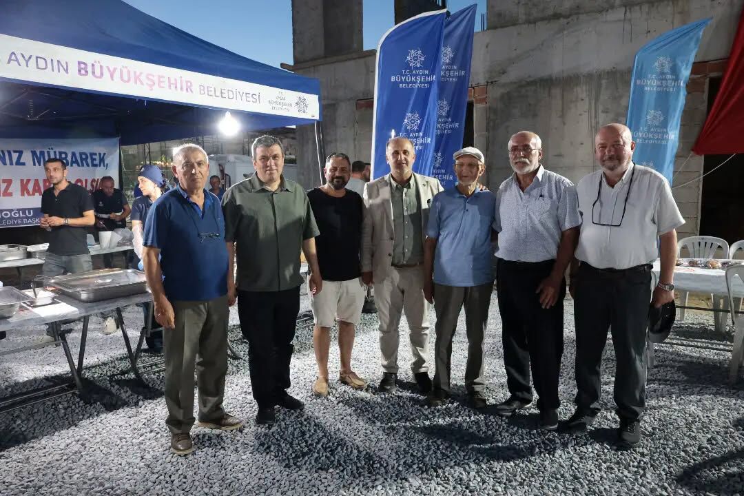 İncirliova’da Muharrem Orucu Için Sofra Kuruldu Başkan Kaya, Vatandaşlara Iftar Yemeklerini Dağıttı (1)