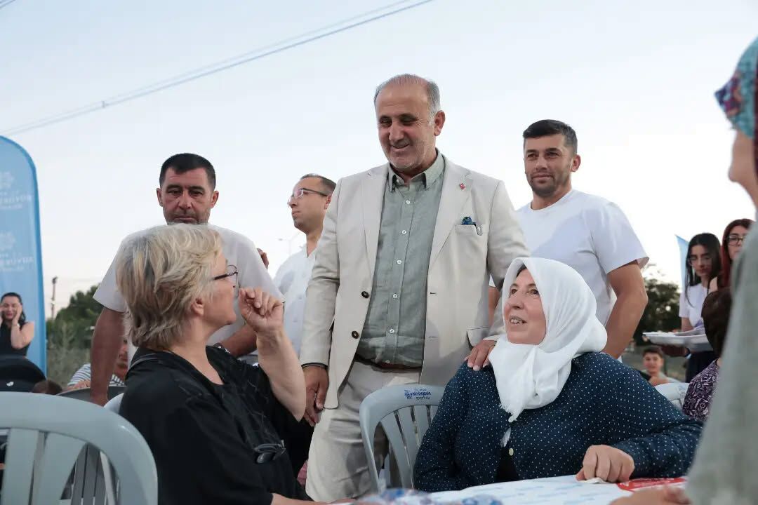 İncirliova’da Muharrem Orucu Için Sofra Kuruldu Başkan Kaya, Vatandaşlara Iftar Yemeklerini Dağıttı (2)