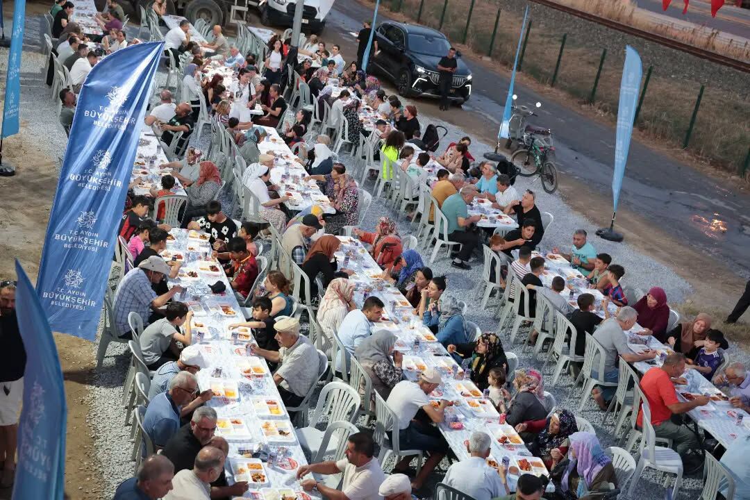 İncirliova’da Muharrem Orucu Için Sofra Kuruldu Başkan Kaya, Vatandaşlara Iftar Yemeklerini Dağıttı (3)