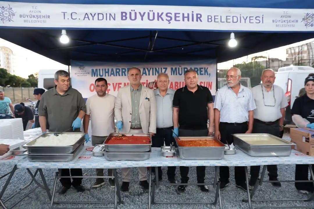 İncirliova’da Muharrem Orucu Için Sofra Kuruldu Başkan Kaya, Vatandaşlara Iftar Yemeklerini Dağıttı (4)