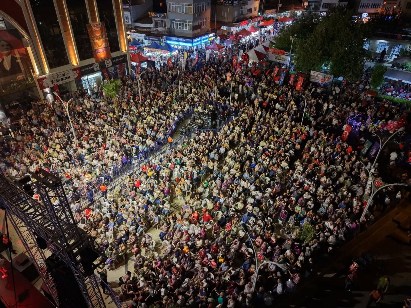 Koçarlı’daki Festivalde Müzik Ziyafeti Vatandaşlar Ayşe Dinçer Konseriyle Coştu (3)