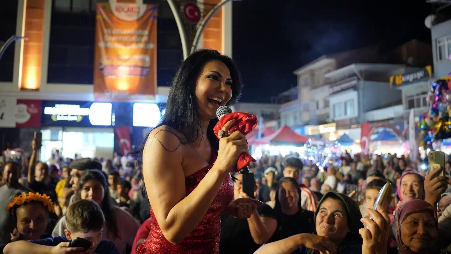 Koçarlı’daki Festivalde Müzik Ziyafeti Vatandaşlar Ayşe Dinçer Konseriyle Coştu (5)