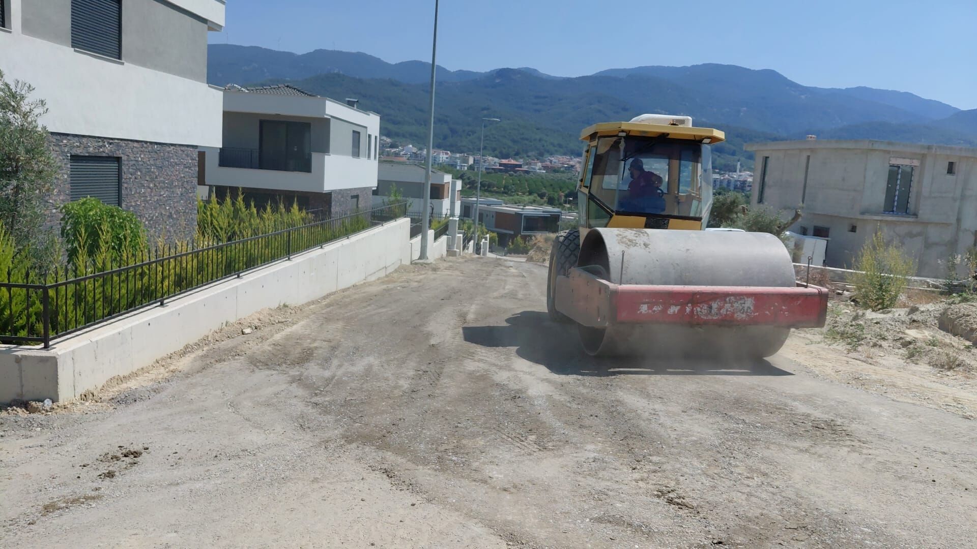 Kusadasinda Yol Yapim Calismalari Suruyor 673544 1B0D9A