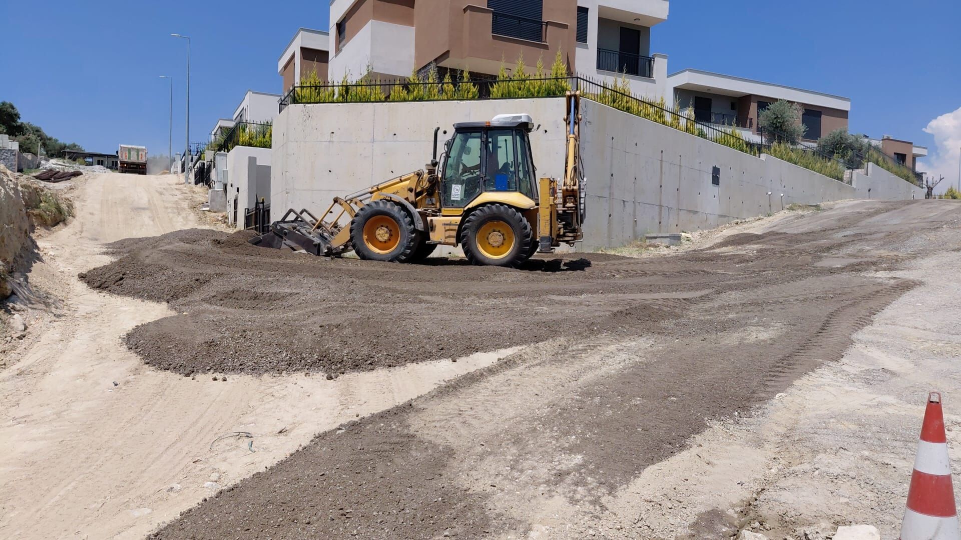 Kusadasinda Yol Yapim Calismalari Suruyor 673544 C08285