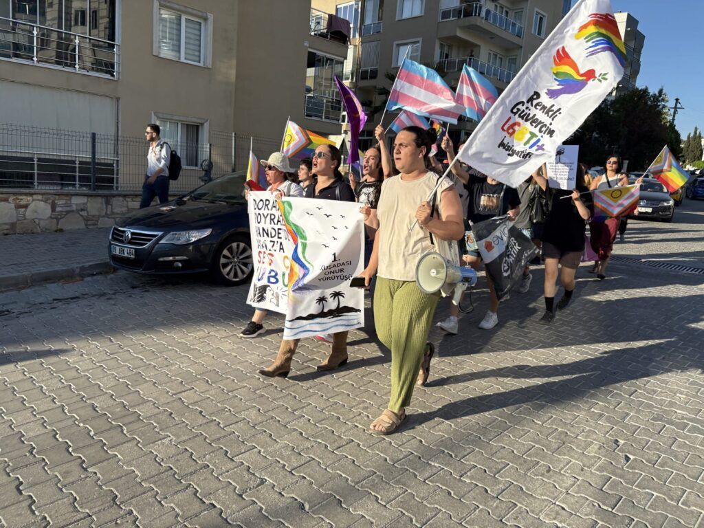 Kuşadası’ndaki LGBTİ yürüyüşüne polis geçit vermedi