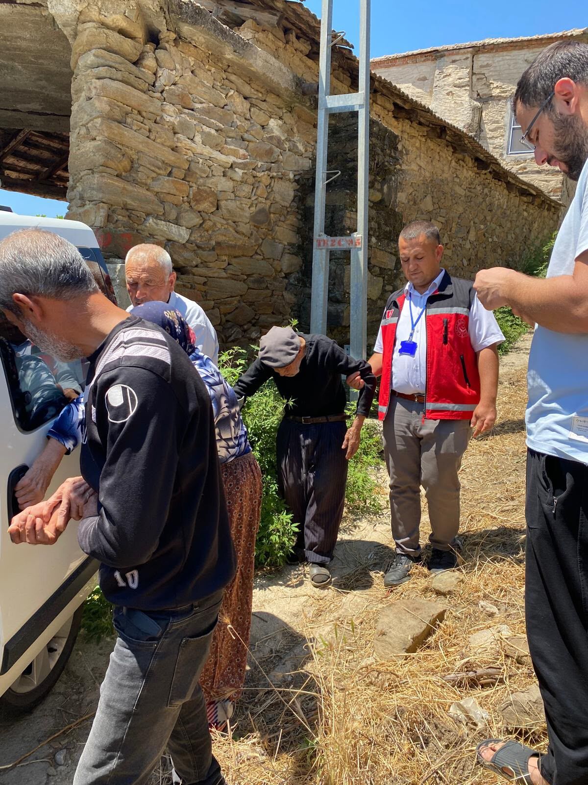 Milletvekili Sarıbaş devreye girdi: Yaşlı çifte yürek ısıtan destek