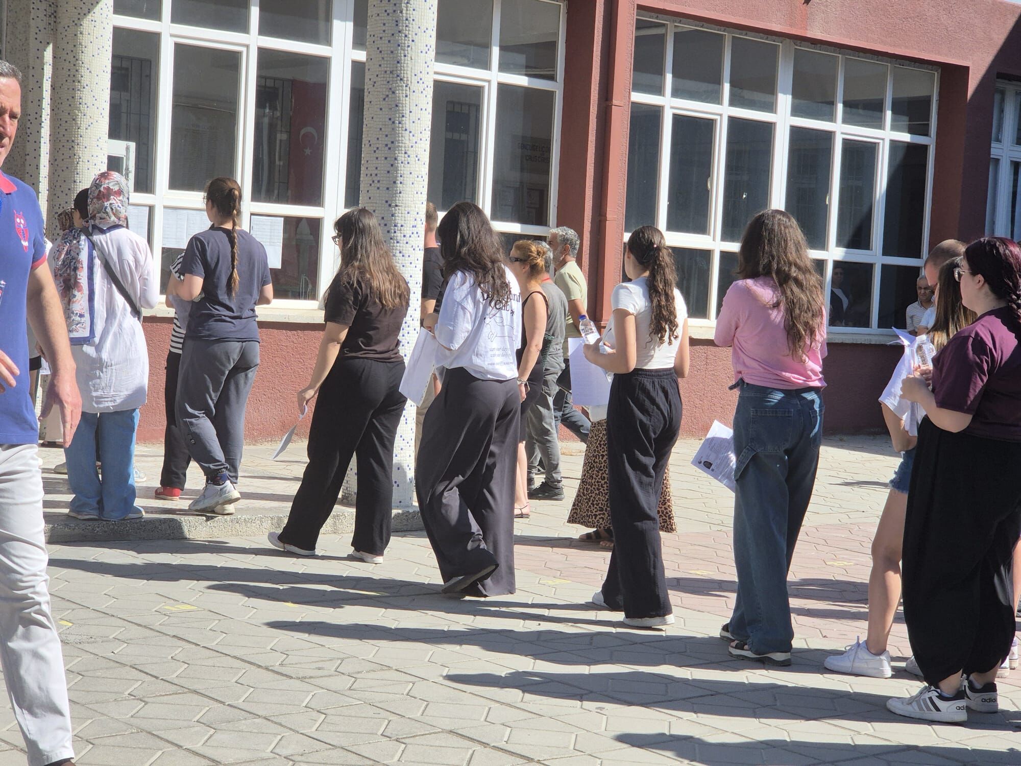 Söke’deki YKS görüntüleri dikkat çekti Erkekler iş hayatına atılınca kızlar fark attı