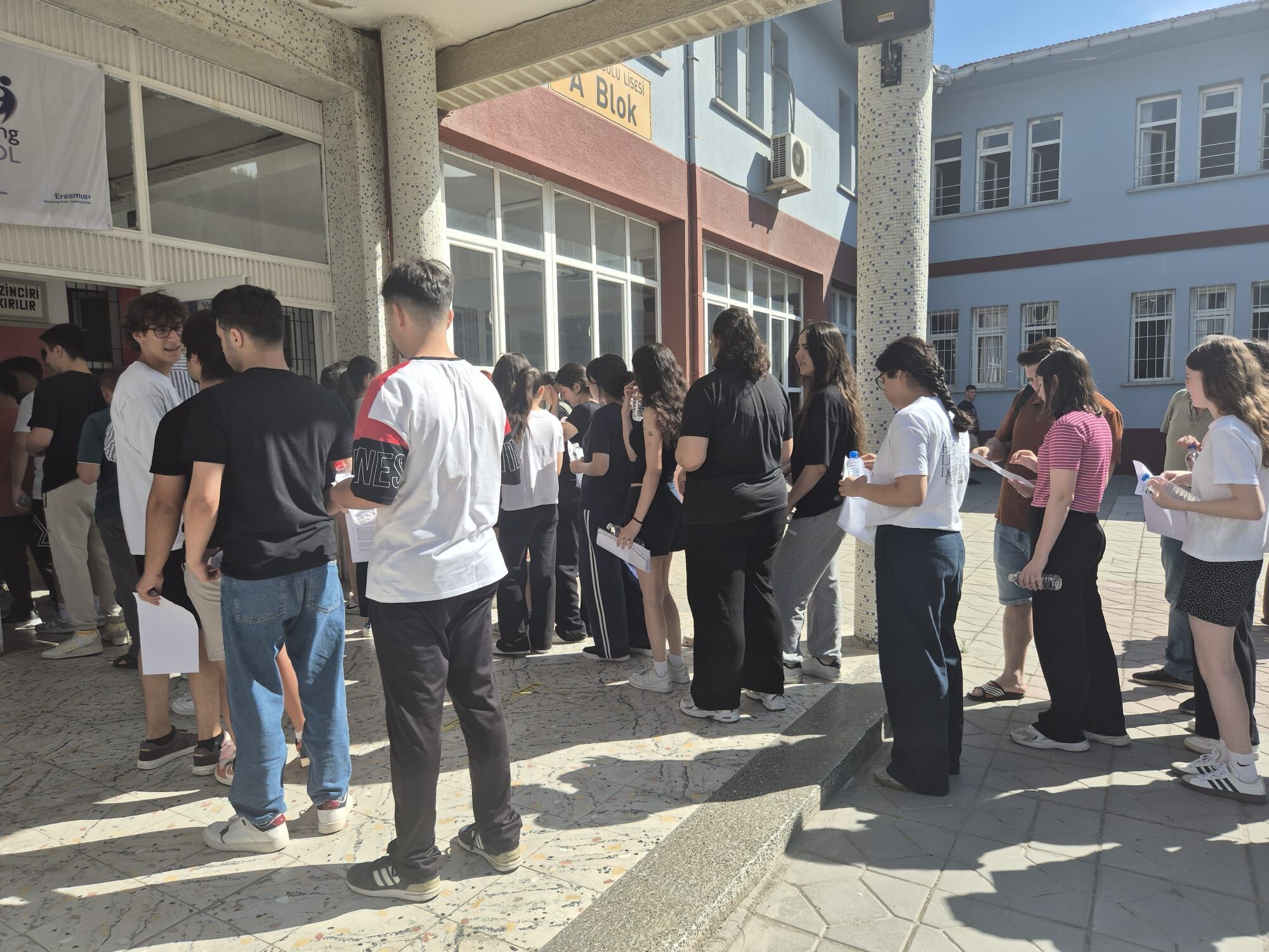 Söke’deki YKS görüntüleri dikkat çekti Erkekler iş hayatına atılınca kızlar fark attı