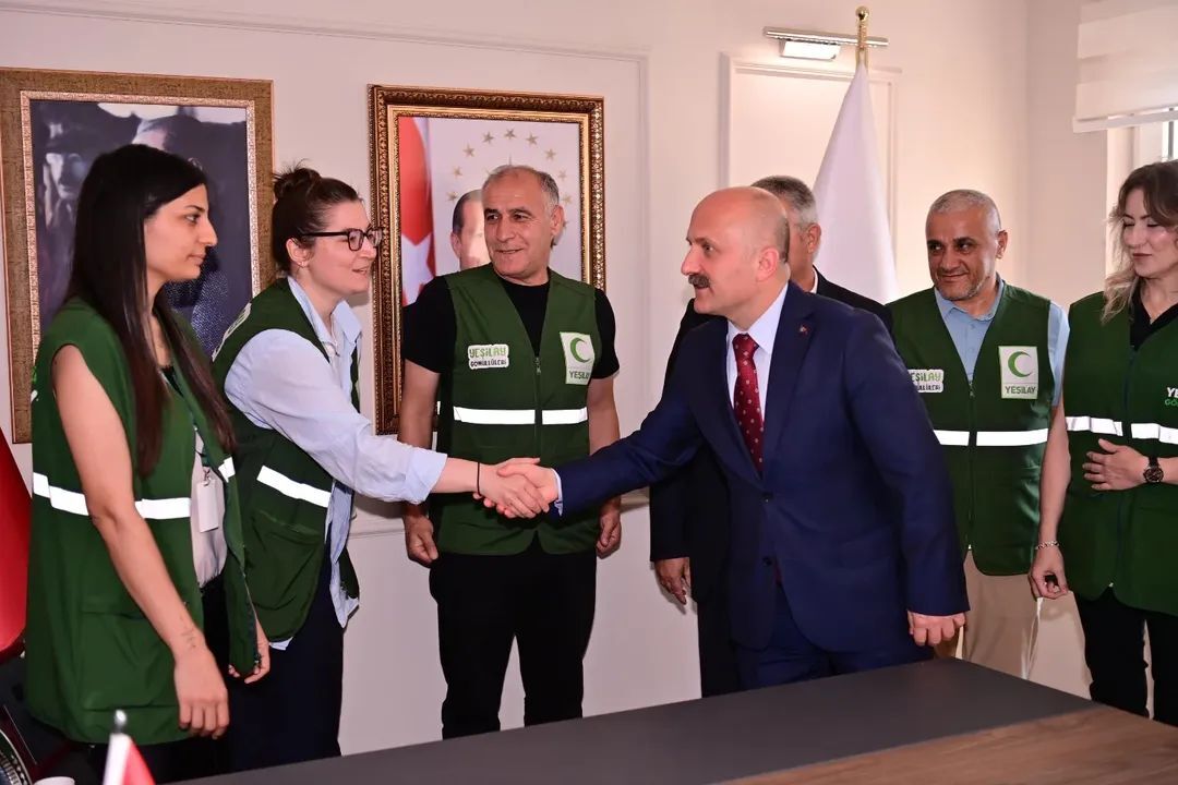 Vali Varol'dan Yesilay'a Ziyaret Yeni Hizmet Binası Projesi Görüşüldü (1)