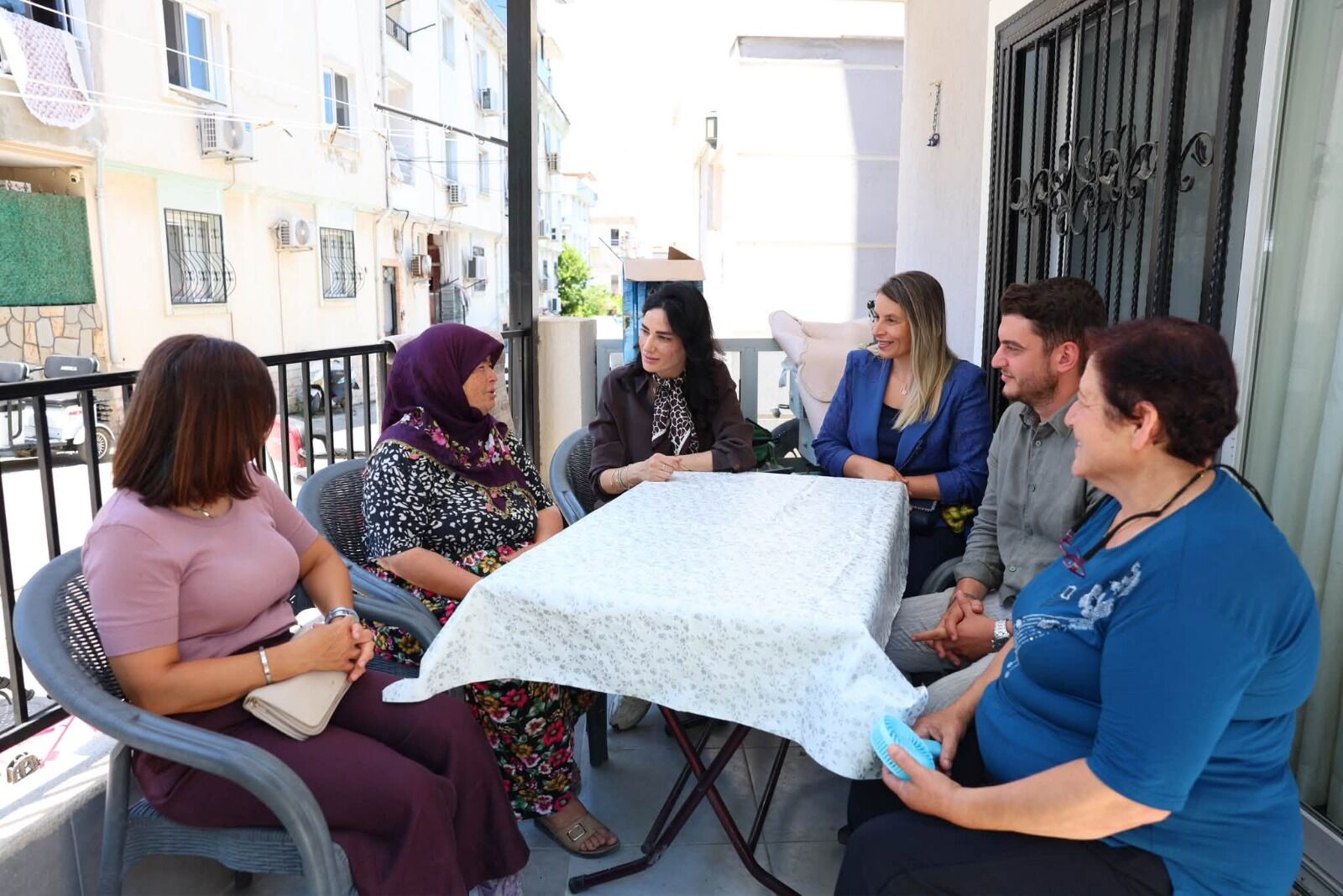 Ak Partili Sarıbaş Kuşadası’nda Vatandaşlarla Buluştu “Gönüllere Dokunmaya Devam Ediyoruz” (3)