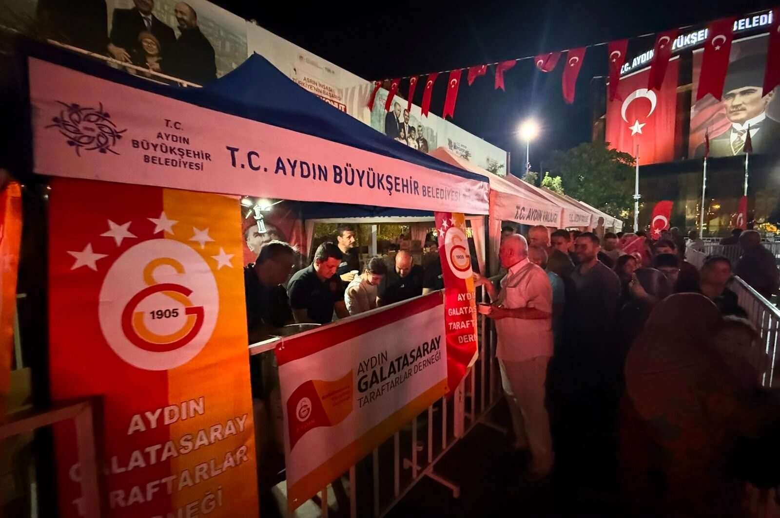 Aydın Galatasaray Taraftarlar Derneği 15 Temmuz’da aşure dağıttı