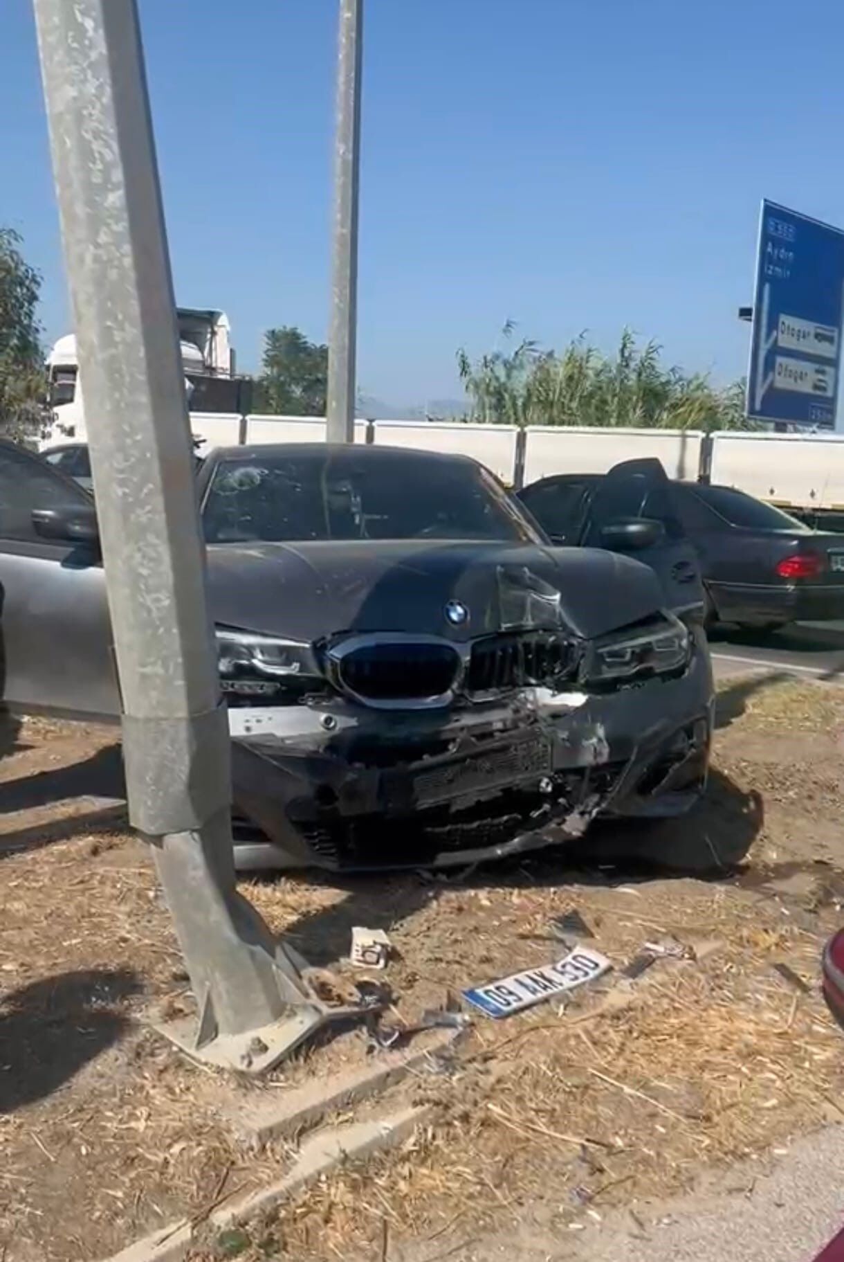 Aydın’da Ani Fren Kazaya Neden Oldu Otomobil Aydınlatma Direğine Çarparak Durdu (1)