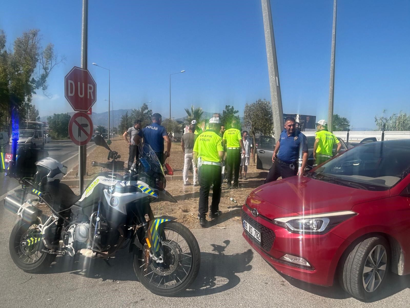 Aydın’da Ani Fren Kazaya Neden Oldu Otomobil Aydınlatma Direğine Çarparak Durdu (2)