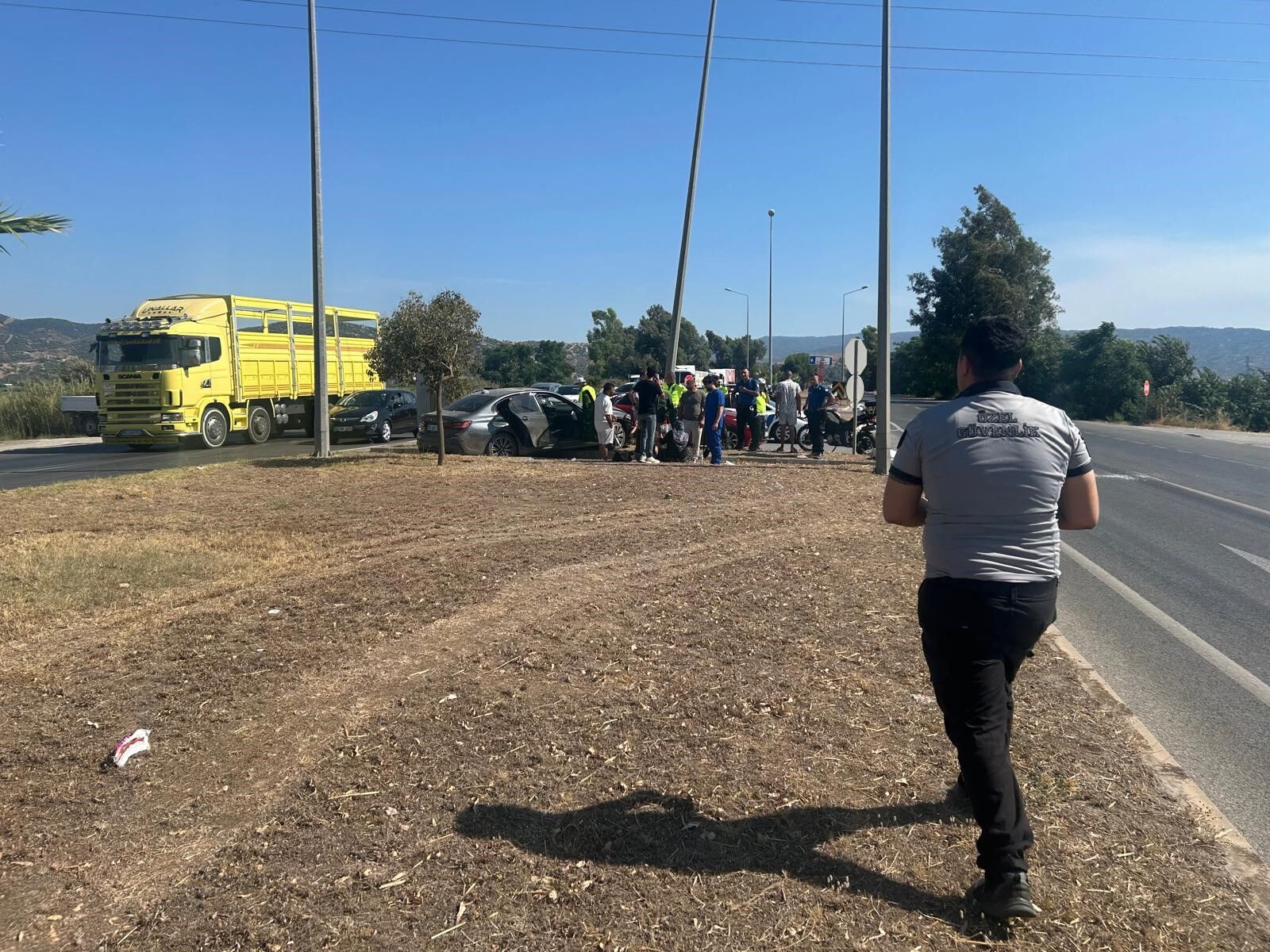 Aydın’da Ani Fren Kazaya Neden Oldu Otomobil Aydınlatma Direğine Çarparak Durdu (3)