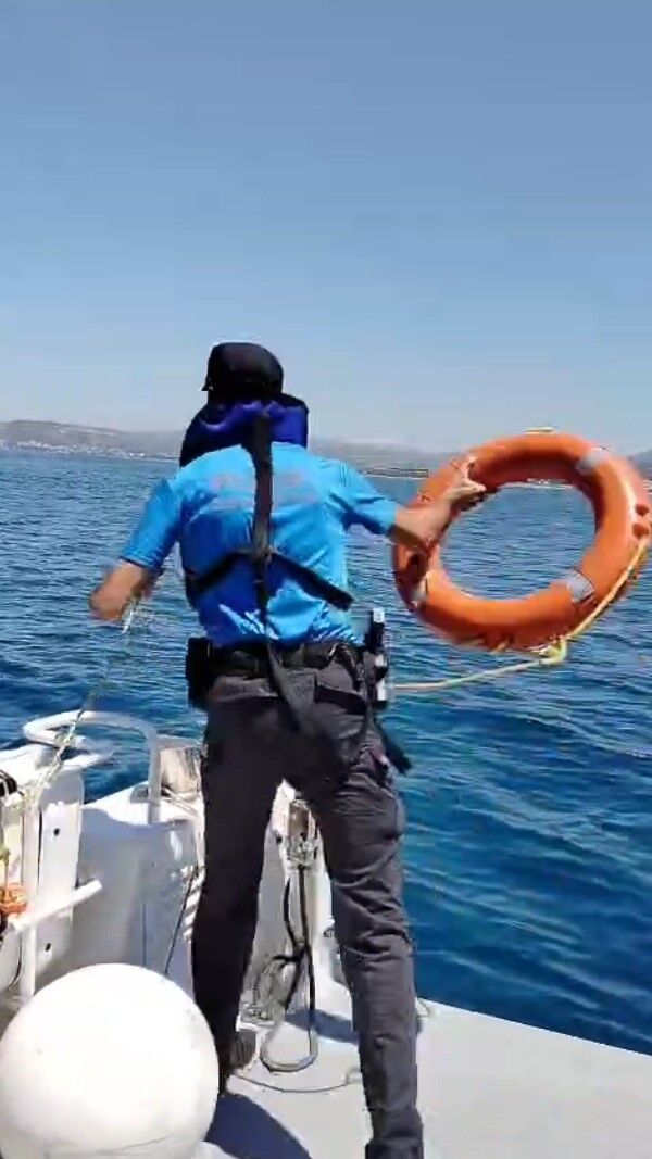 Aydın'da Denizde Sürüklenen Kişi Kurtarıldı (2)