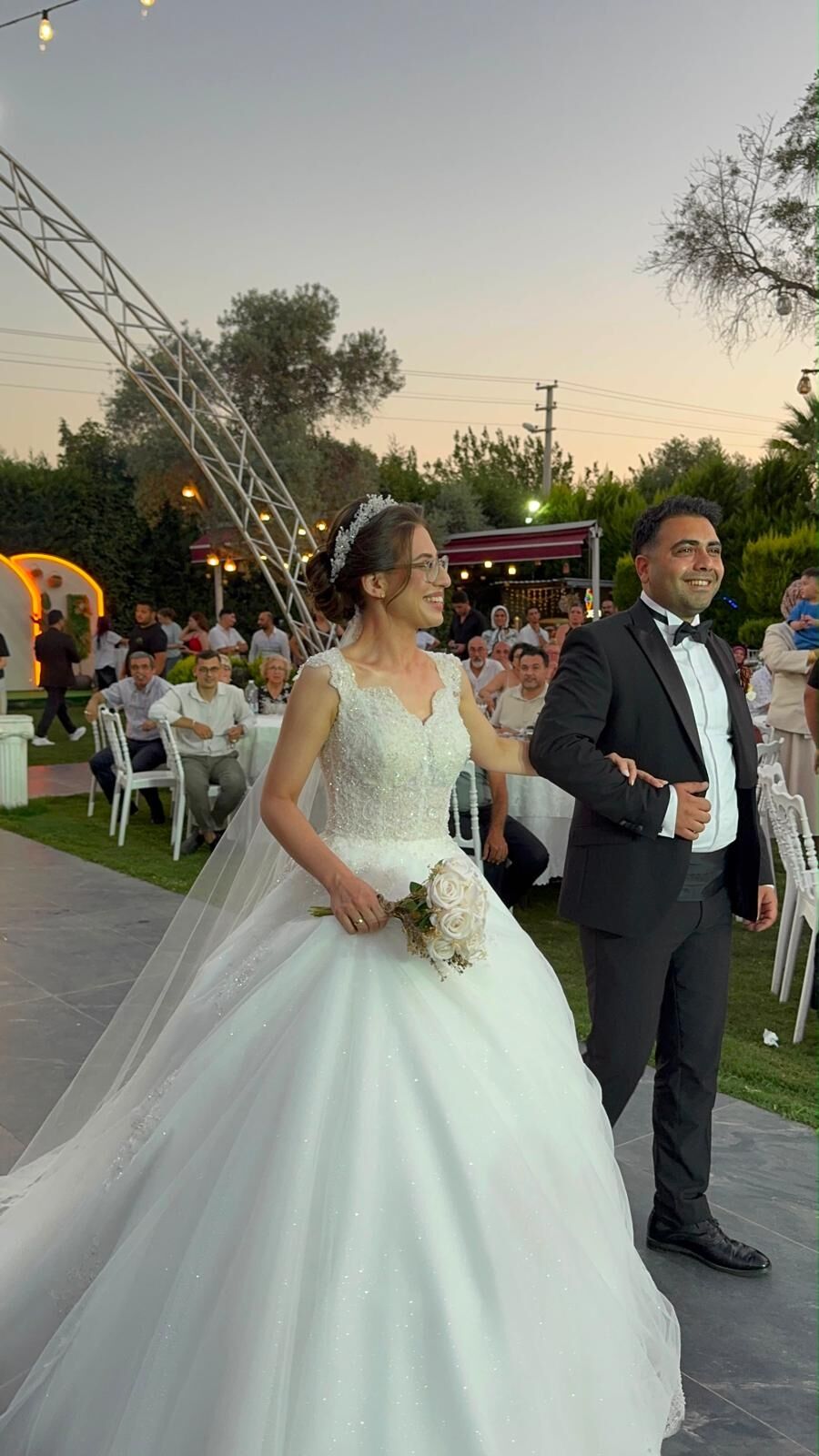 Aydın’da genç çiftin zeybek gösterisi ayakta alkışlandı Ömür boyu mutluluğa ‘evet’ dediler