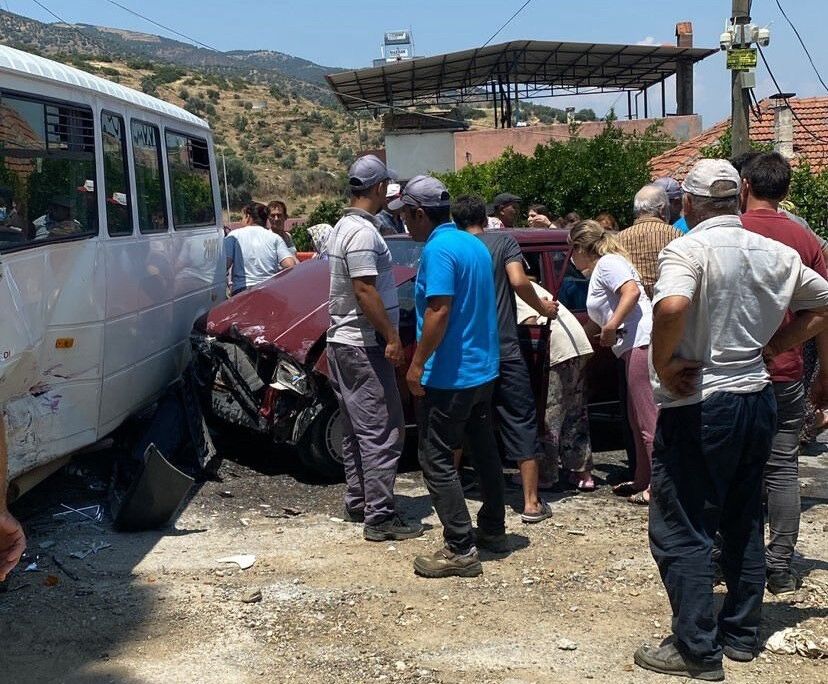 Aydın’da Işçi Servisi Ve Otomobil Birbirine Girdi Yaralılar Hastaneye Kaldırıldı (1)