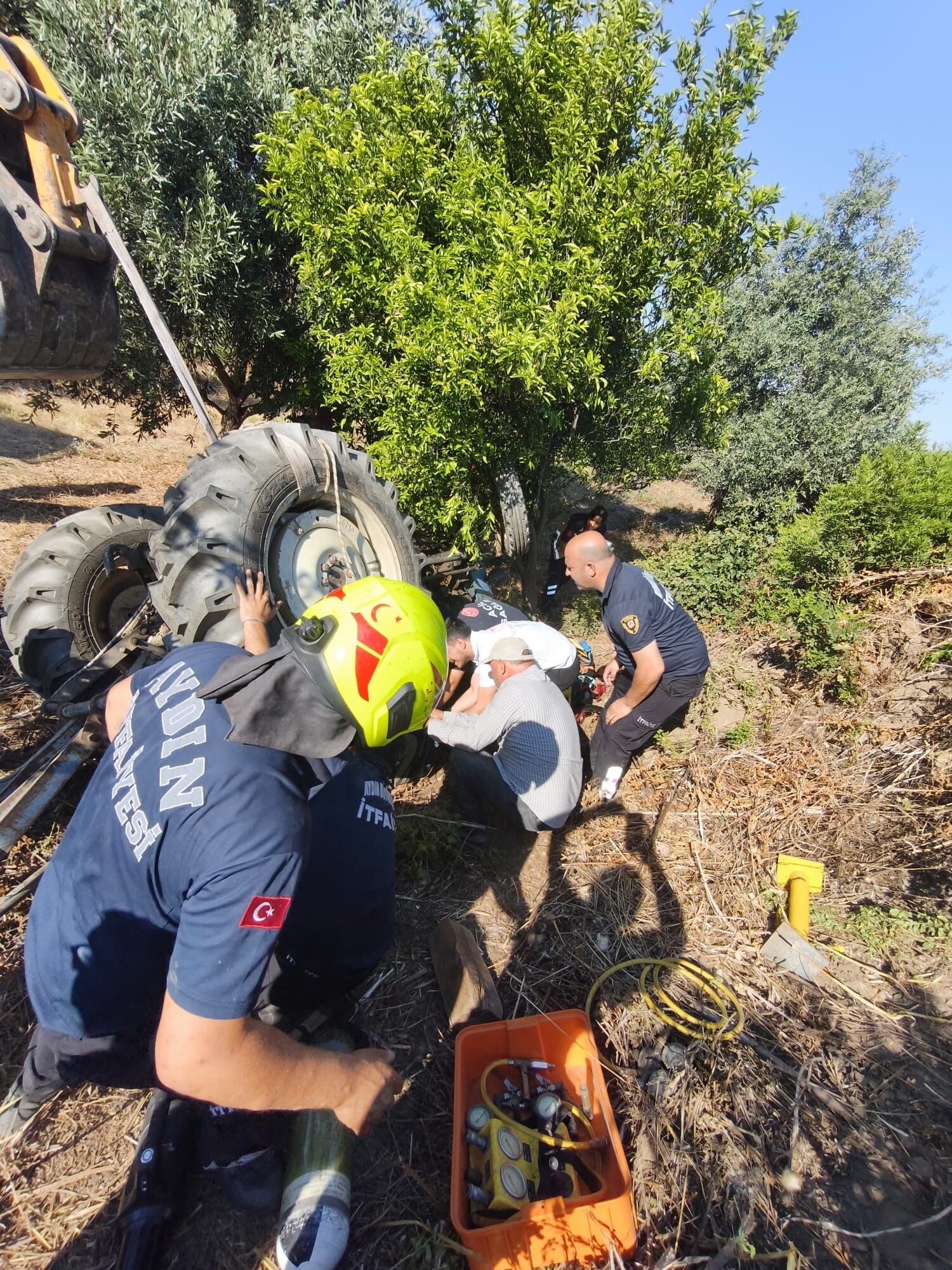Aydın’da Traktör Kazası! İtfaiyeden Zamanla Yarış (1)