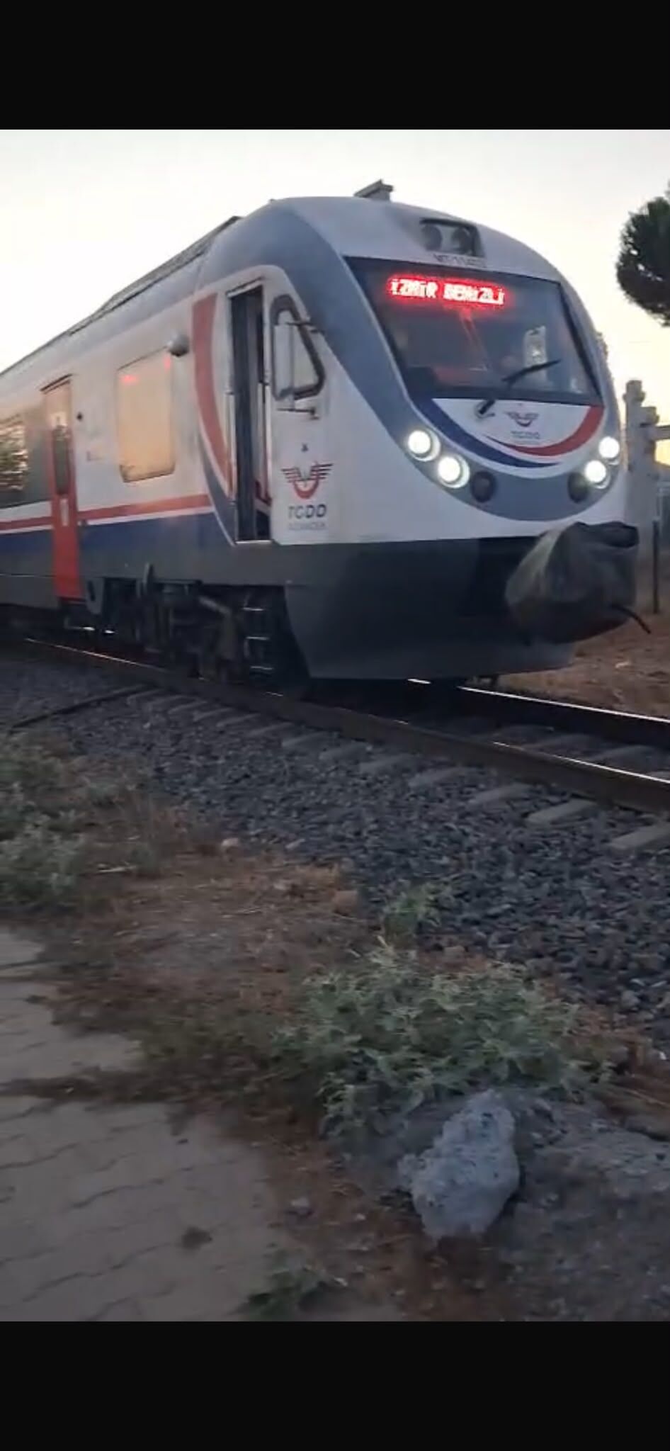 Aydın’daki Hemzemin Geçitte Korkutan Dakikalar Çekici Sıkıştı Tren Ve Araç Trafiği Durdu (1)