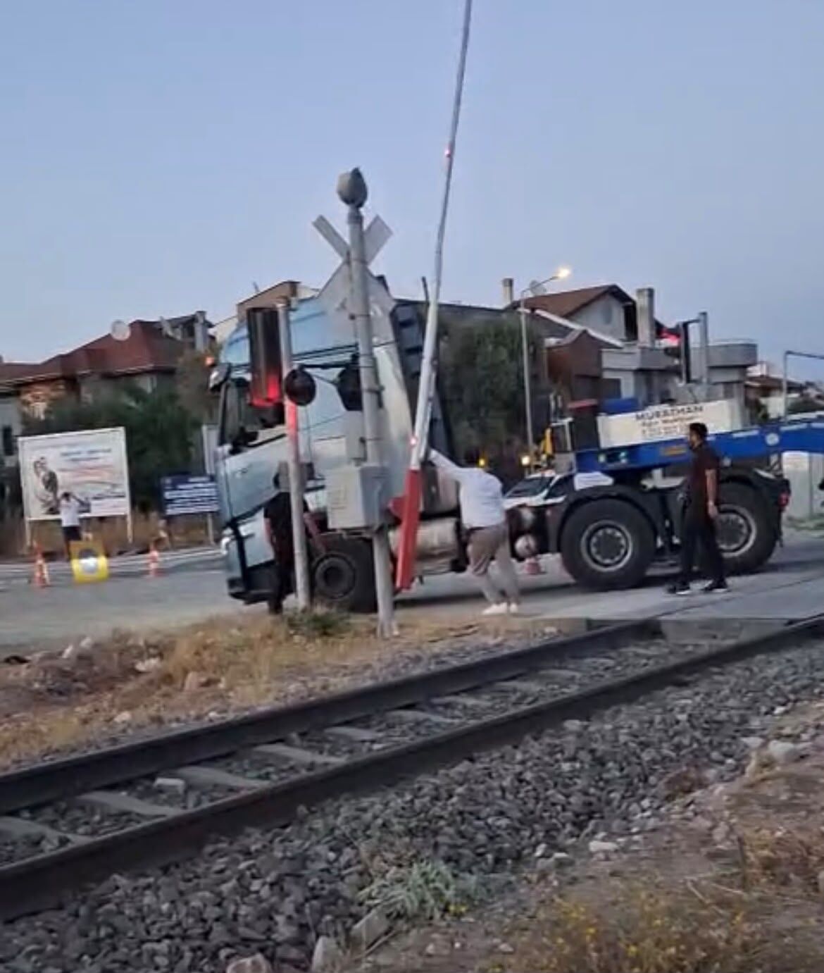 Aydın’daki Hemzemin Geçitte Korkutan Dakikalar Çekici Sıkıştı Tren Ve Araç Trafiği Durdu (2)