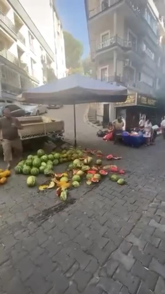 Aydın’daki Sürücü Semt Pazarına Daldı Karpuzları Telef Ederek Yoluna Devam Etti (4)