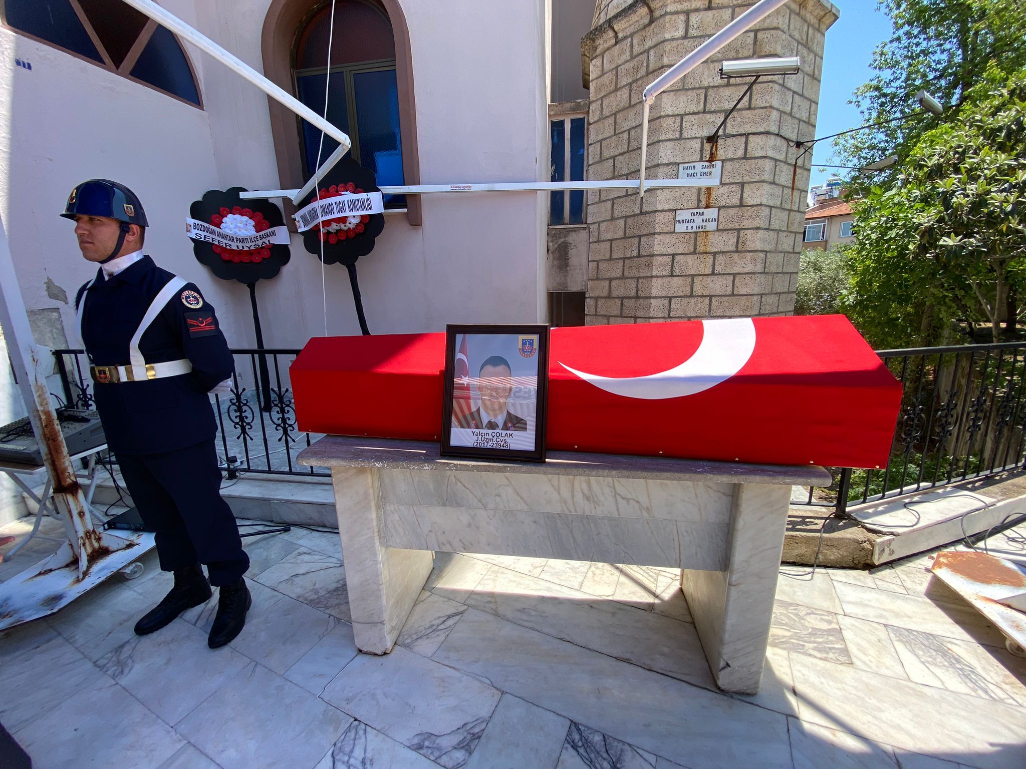 Bozdoğan'da Hayatını Kaybeden Uzman Çavuş Için Askeri Tören! Silah Arkadaşları Omuzlarında Taşıdı (2)