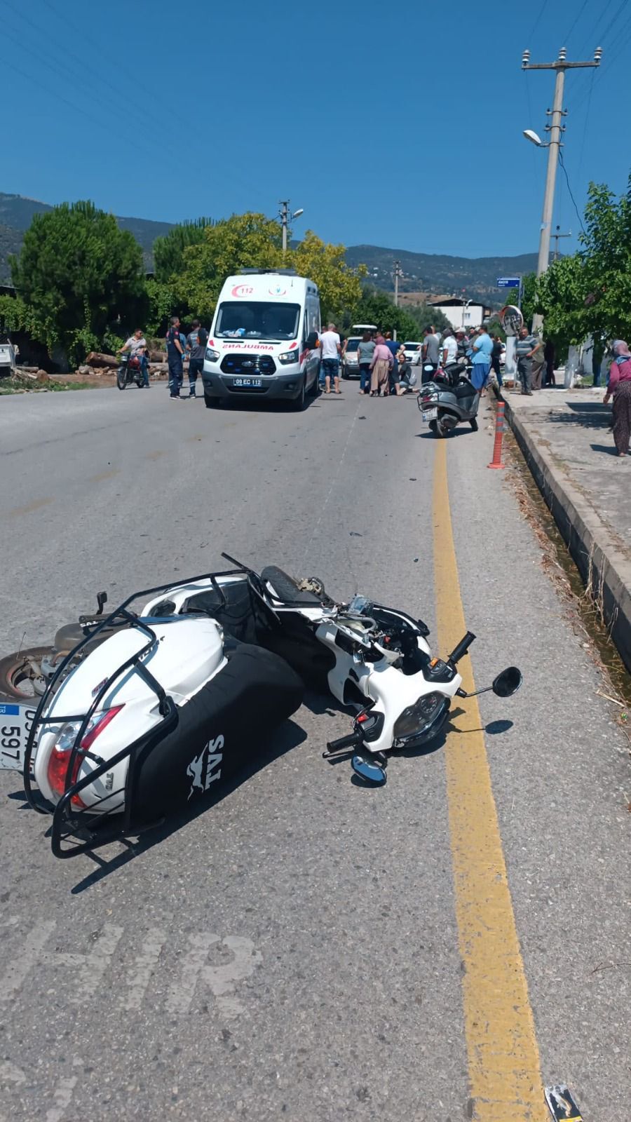 Bozdoğan’da otomobil ile motosiklet kafa kafaya çarpıştı Motosikletteki 2 kişi yaralandı